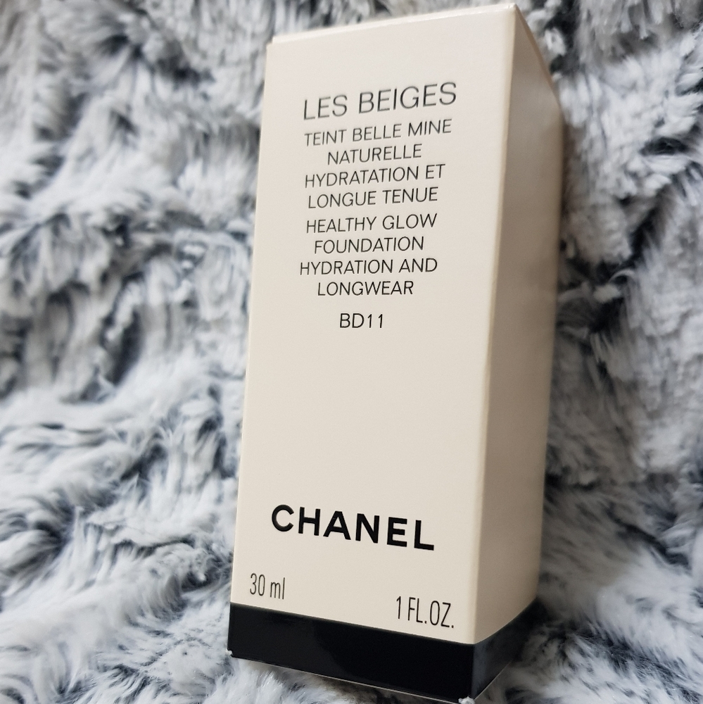 CHANEL Les Beiges Foundation in Cream and Black